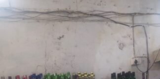फर्रुखाबाद में आबकारी विभाग का दुकानों पर औचक निरीक्षण, नियमों के पालन के निर्देश