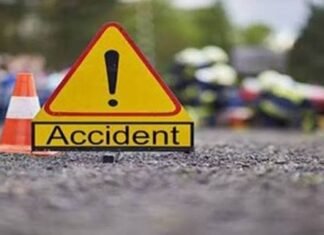 तेज रफ्तार ट्रक ने बाइक को मारी जोरदार ठोकर, 3 की मौके पर मौत
