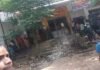 शराब की दुकानों का विरोध करने पहुंची महिलाएं, शराब की पेटियां और बोतलें सड़क पर फेंकी