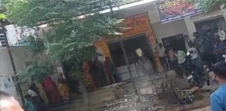 शराब की दुकानों का विरोध करने पहुंची महिलाएं, शराब की पेटियां और बोतलें सड़क पर फेंकी
