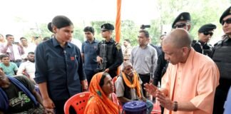 बाढ़ पीड़ितों के बीच पहुंचकर योगी ने बांटा दुख दर्द, लखनऊ से नैमिष तक बनेगा गोमती तटबंध