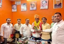 किसान मोर्चा के पुनः प्रदेश उपाध्यक्ष बने डॉ. बीके गंगवार, समर्थकों ने फूल-मालाओं से किया स्वागत