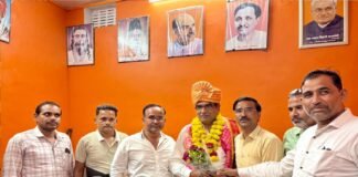 किसान मोर्चा के पुनः प्रदेश उपाध्यक्ष बने डॉ. बीके गंगवार, समर्थकों ने फूल-मालाओं से किया स्वागत