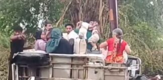 नगर निगम की लापरवाही, खुले नाले में सवारियों से भरा ऑटो पलटा, मचा हड़कंप