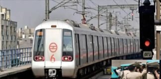 दिल्ली मेट्रो में सीट को लेकर झगड़े में शख्स की मौत, पूर्व IAS अधिकारी और उनके बेटे को पुलिस ने किया गिरफ़्तार