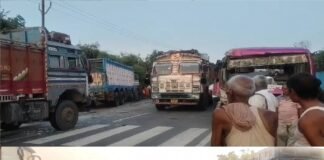 ओवरटेक करने के चक्कर में बस और ट्रक की आमने-सामने जोरदार भिड़ंत, 3 यात्री गंभीर रूप से घायल