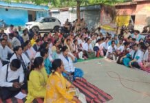 आठवें दिन भी जारी रही संविदा स्वास्थ्य कर्मचारियों की हड़ताल, स्वास्थ्य सेवाएं प्रभावित
